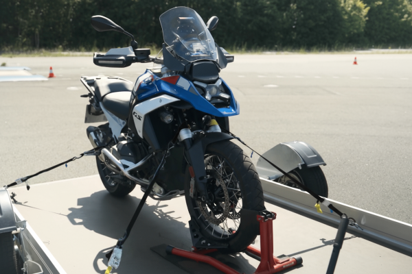 LOADCARE – Motorrad Spanngurt Set – 8-teilig – hellgrau 4x Ratschenzurrgurt & 4x Adapterschlaufe